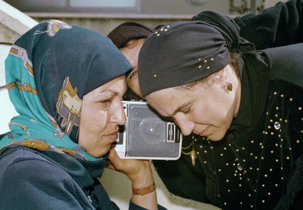 Phụ nữ Hồi giáo nghe tin tức từ các nước vùng Vịnh Ba Tư tại làng Ả Rập nhỏ Jaljulya, Israel, ngày 24 tháng 2 năm 1991 - Sputnik Việt Nam