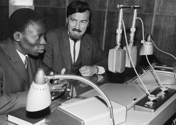 Ông Noel Sossouvi-Mensah, Tổng Giám đốc Đài phát thanh Dahomey, phát biểu trên Đài phát thanh Moskva, năm 1967 - Sputnik Việt Nam