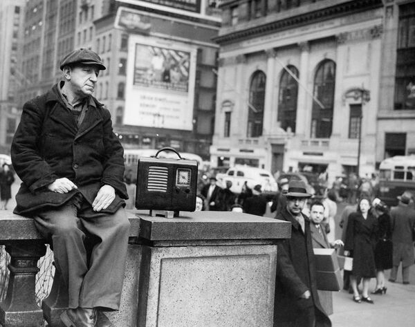Công nhân bốc xếp Otto Feinberg nghe radio khi ngồi trên sân thượng trước Thư viện Công cộng New York ở góc phố 42, thành phố New York, ngày 29 tháng 1 năm 1947 - Sputnik Việt Nam