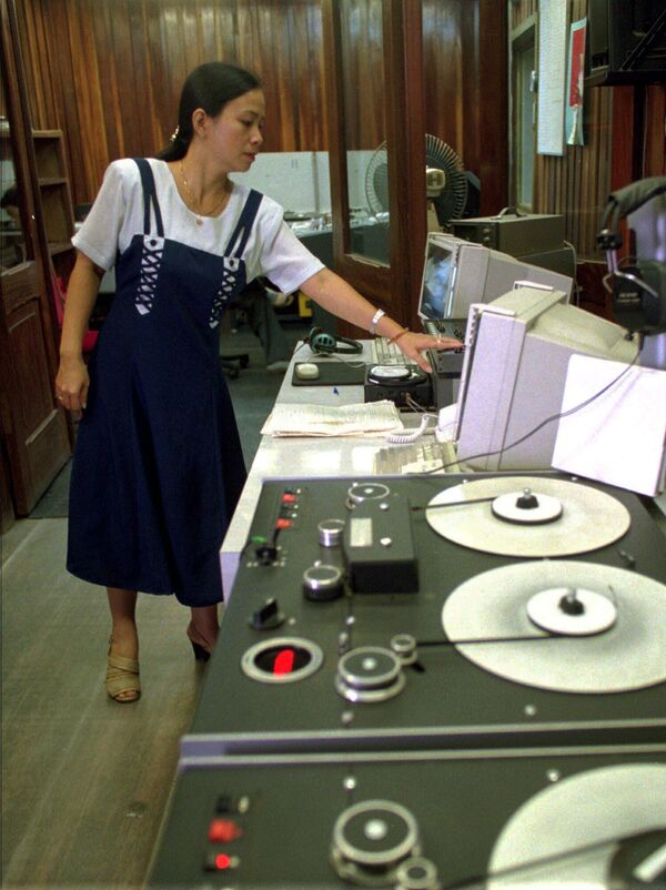 Bà Phan Tuyết Minh, biên tập viên âm nhạc của đài phát thanh "Tiếng nói Việt Nam", làm việc trong phòng thu ở Hà Nội, năm 1995 - Sputnik Việt Nam