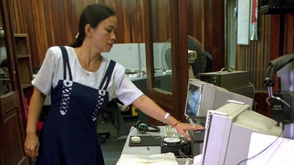 Bà Phan Tuyết Minh, biên tập viên âm nhạc của đài phát thanh Tiếng nói Việt Nam, làm việc trong phòng thu ở Hà Nội, năm 1995 - Sputnik Việt Nam