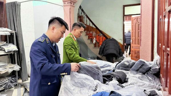 Lực lượng QLTT phối hợp đơn vị chức năng kiểm tra hàng hóa tại các cơ sở sản xuất - Sputnik Việt Nam