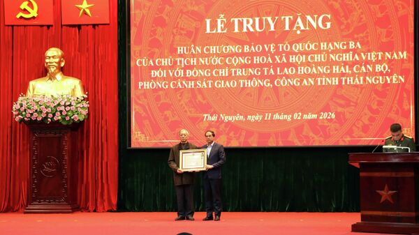 Bí thư Tỉnh ủy Thái Nguyên Trịnh Xuân Trường trao Huân chương Bảo vệ Tổ quốc hạng Ba của Chủ tịch nước tặng cho thân nhân Trung tá Lao Hoàng Hải - Sputnik Việt Nam