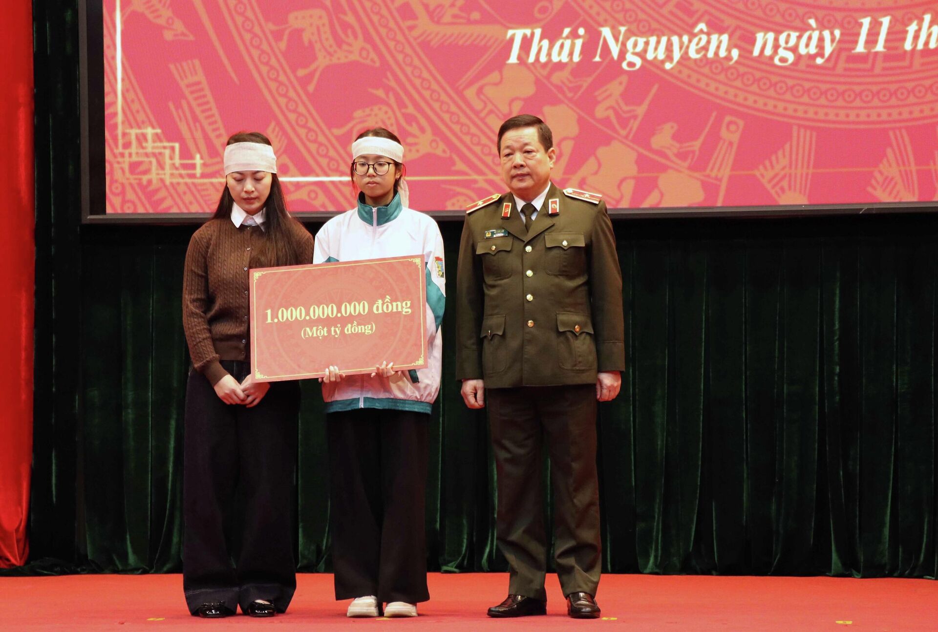 Giám đốc Công an tỉnh Thái Nguyên trao hỗ trợ cho thân nhân Trung tá Lao Hoàng Hải - Sputnik Việt Nam, 1920, 11.02.2026