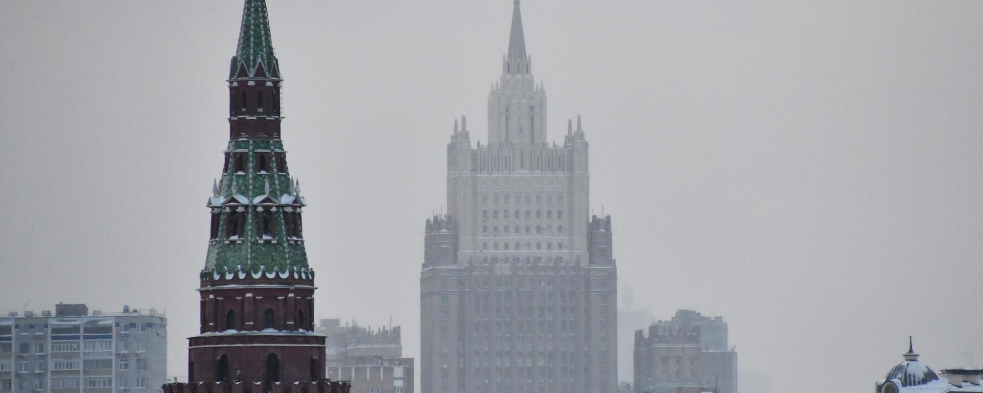 Tháp Vodovzvodnaya của Điện Kremlin Moskva và tòa nhà cao tầng của Bộ Ngoại giao Liên bang Nga - Sputnik Việt Nam, 1920, 11.02.2026