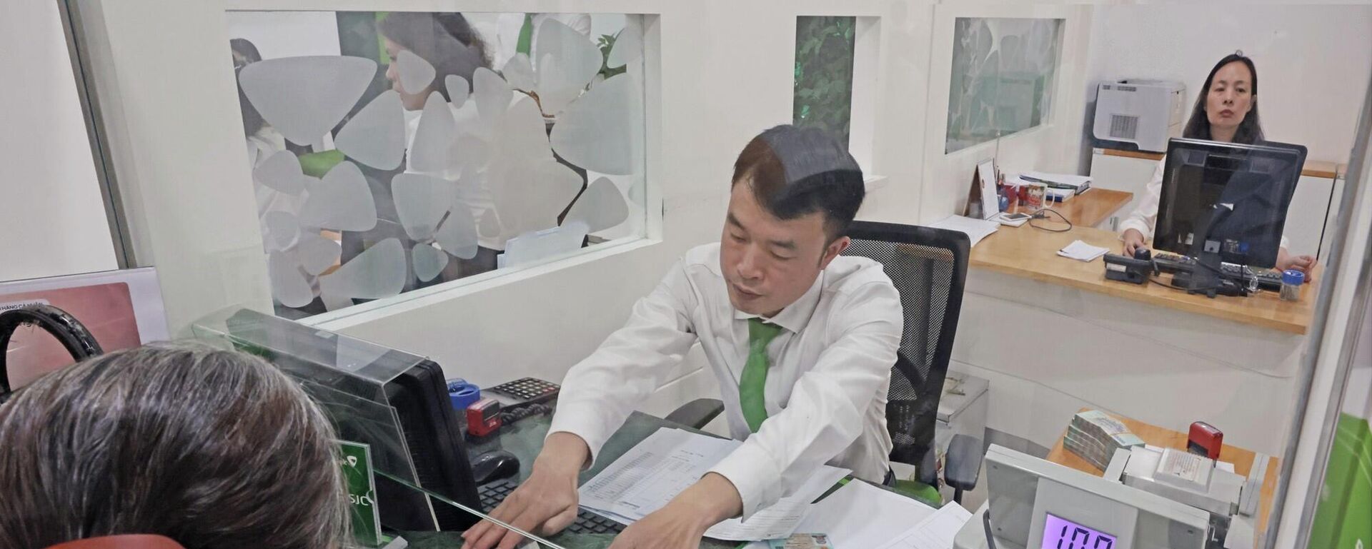 Khách hàng giao dịch tại Hội sở chính Vietcombank - Sputnik Việt Nam, 1920, 12.02.2026