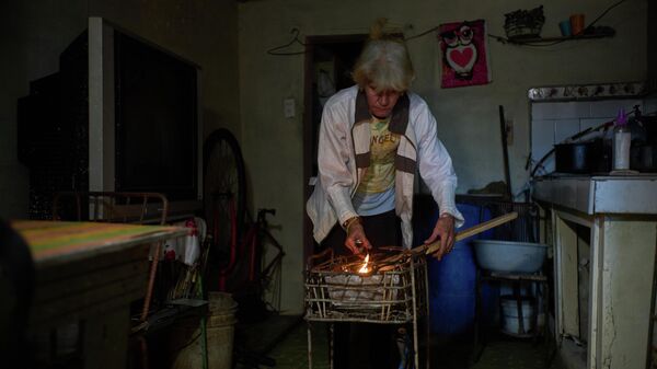 Một phụ nữ dùng than củi để nấu ăn ở Cuba - Sputnik Việt Nam