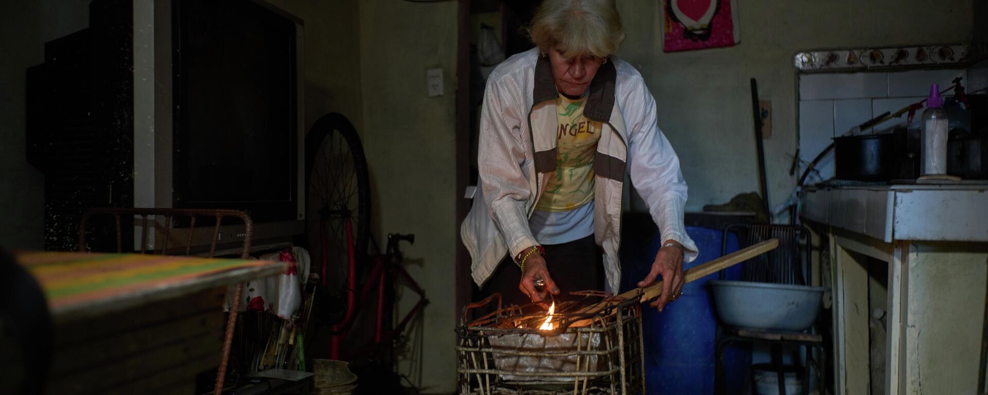 Một phụ nữ dùng than củi để nấu ăn ở Cuba - Sputnik Việt Nam, 1920, 13.02.2026