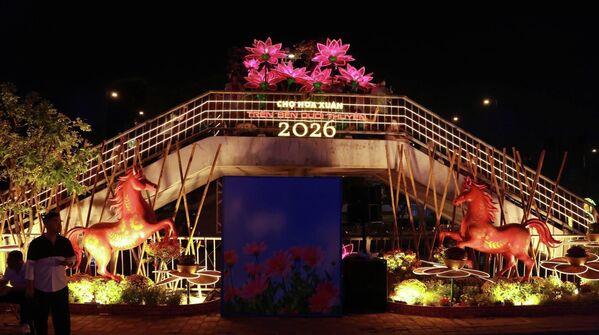 Khung cảnh Chợ hoa Xuân “Trên bến dưới thuyền” Tết Bính Ngọ 2026 được trang hoàng rực rỡ vào buổi tối - Sputnik Việt Nam