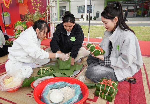 Công nhân lao động tham gia gói bánh chưng trong khuôn khổ chương trình chăm lo Tết - Sputnik Việt Nam
