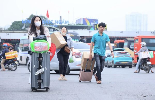 Người dân rời Hà Nội về quê ăn Tết sau khi kết thúc ngày làm việc cuối cùng - Sputnik Việt Nam