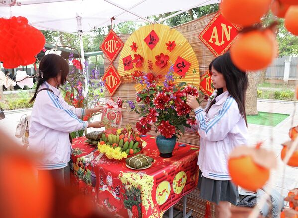 Hà Nội: Rộn ràng sắc Xuân Bính Ngọ 2026 tại trường THPT Thạch Bàn. Các gian hàng được học sinh trang trí rực rỡ - Sputnik Việt Nam