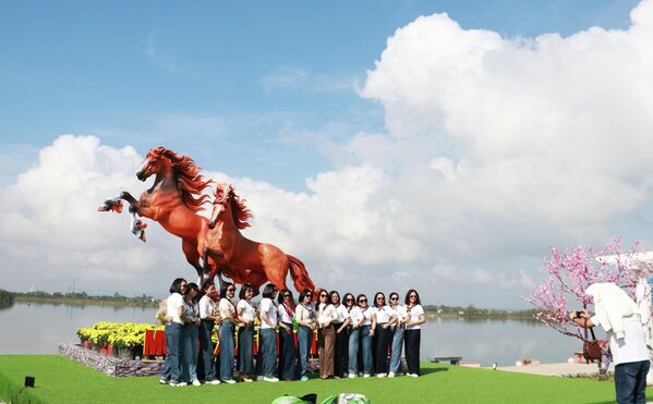 Linh vật ngựa bên bờ Thạch Hãn, xã Triệu Bình hút khách tham quan - Sputnik Việt Nam