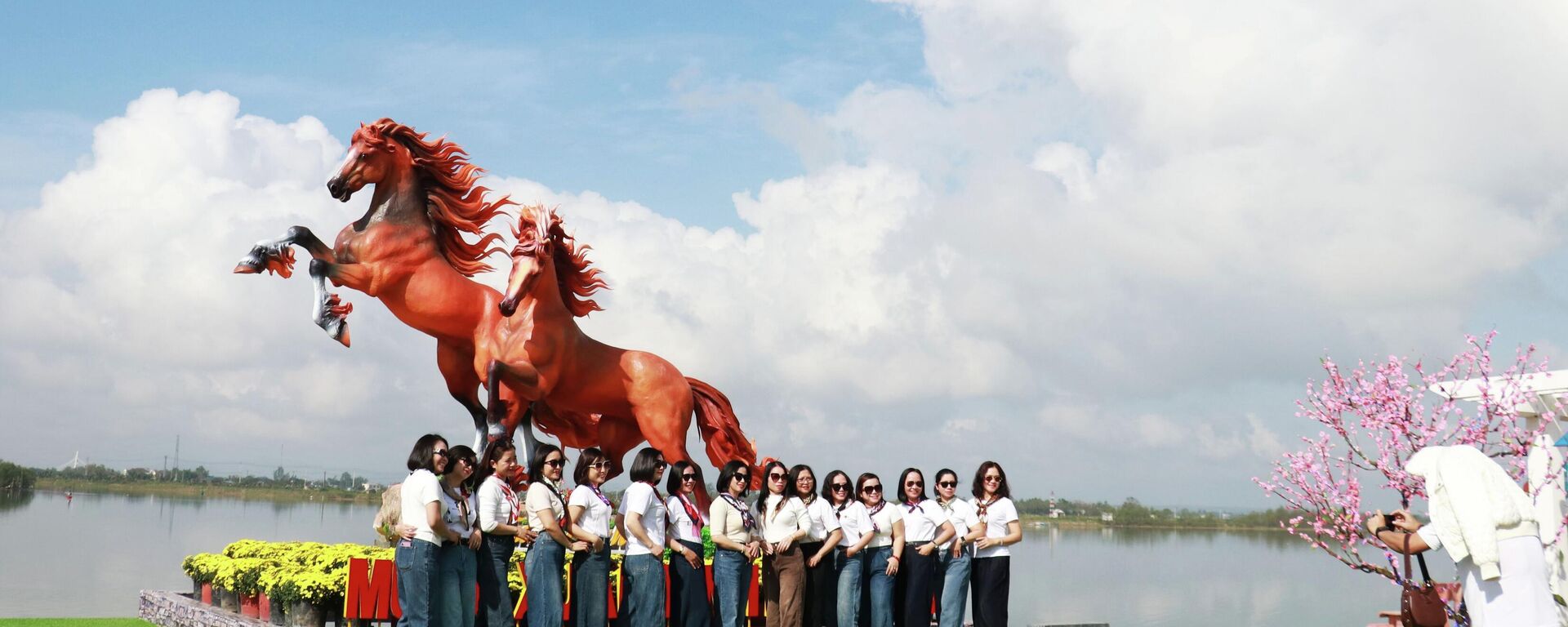 Linh vật ngựa bên bờ Thạch Hãn, xã Triệu Bình hút khách tham quan - Sputnik Việt Nam, 1920, 14.02.2026