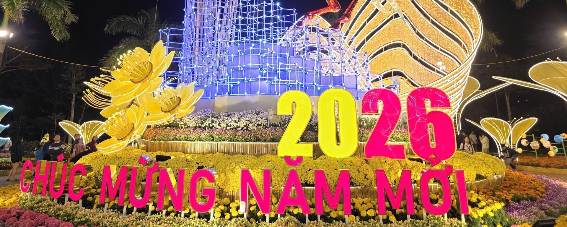 Linh vật ngựa của Xuân Bính Ngọ lung linh dưới ánh điện bên cạnh đường hoa Xuân Tuy Hòa - Sputnik Việt Nam, 1920, 13.02.2026