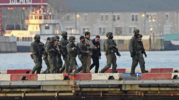 Ông Maduro và vợ được đưa đến một sân trực thăng trên phố Wall ở Manhattan dưới sự bảo vệ nghiêm ngặt - Sputnik Việt Nam