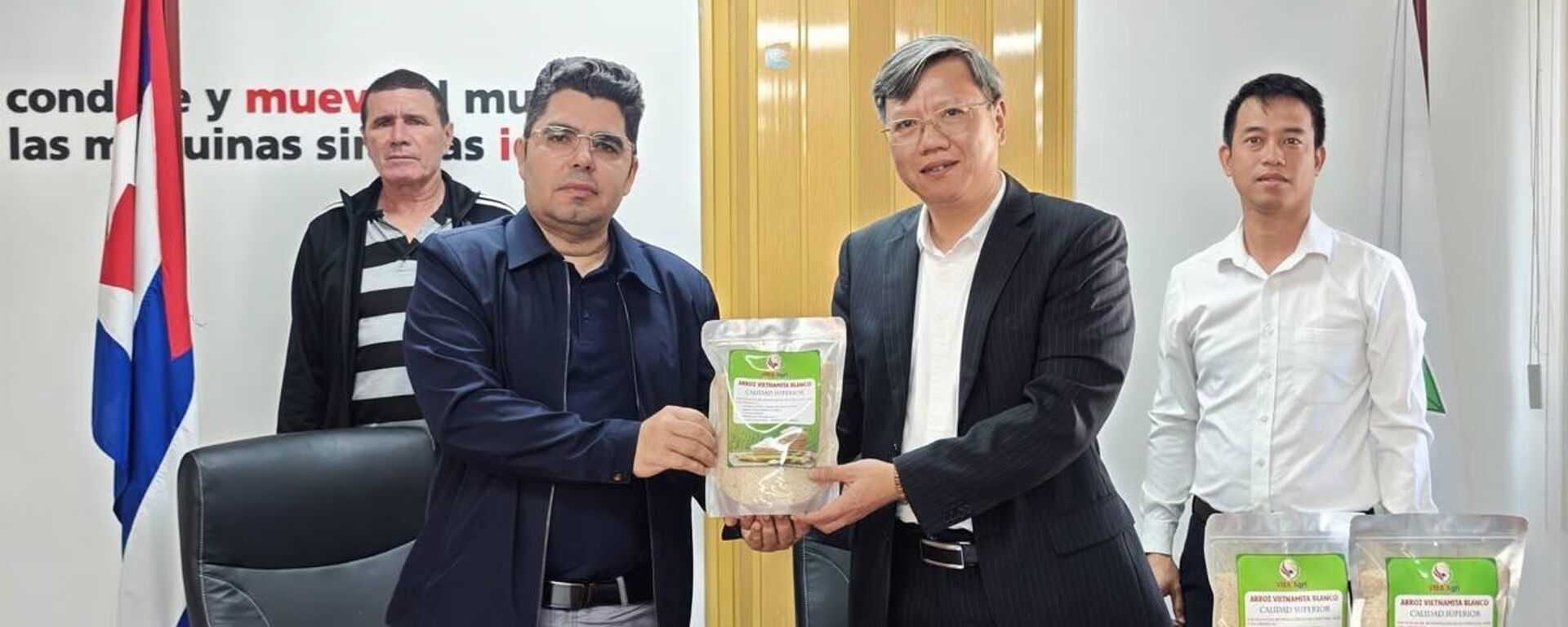 Bàn giao 250 tấn gạo CT16, giống lúa chất lượng cao của Việt Nam được gieo trồng và thu hoạch ngay tại vùng đất Los Palacios, tỉnh Pinar del Río cho phía Cuba - Sputnik Việt Nam, 1920, 14.02.2026