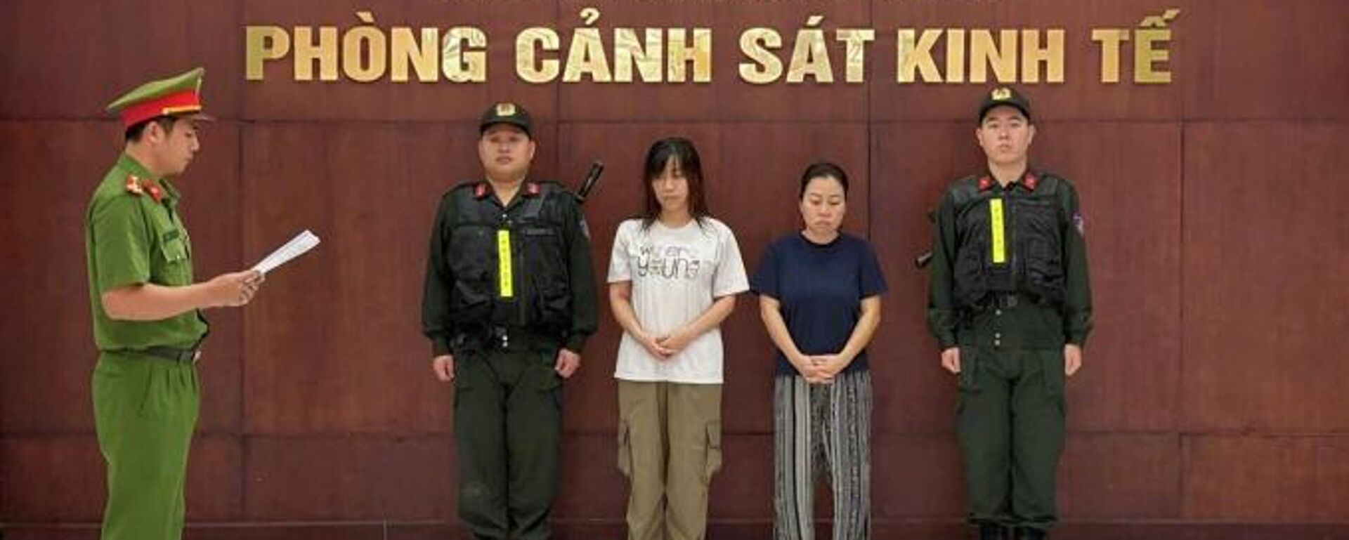 Trần Thị Thúy Lan (áo thun đen) cùng Nguyễn Lương Mai Thy nghe cảnh sát đọc lệnh bắt - Sputnik Việt Nam, 1920, 14.02.2026