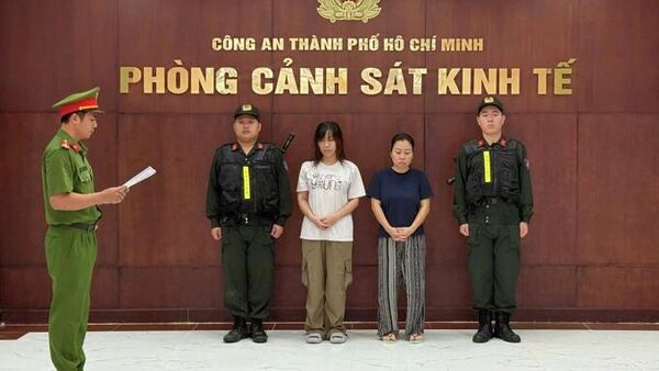 Trần Thị Thúy Lan (áo thun đen) cùng Nguyễn Lương Mai Thy nghe cảnh sát đọc lệnh bắt - Sputnik Việt Nam