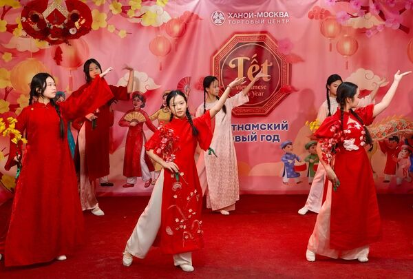Vào ngày 14 và 15 tháng 2, tại Trung tâm Thương mại “Hà Nội-Moskva” đã diễn ra lễ hội chào mừng Tết - Sputnik Việt Nam