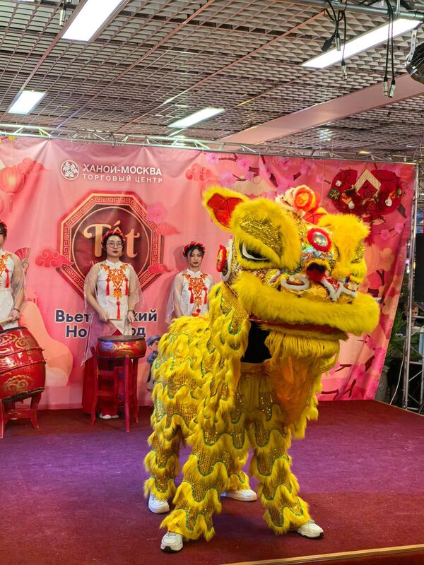 Vào ngày 14 và 15 tháng 2, tại Trung tâm Thương mại “Hà Nội-Moskva” đã diễn ra lễ hội chào mừng Tết - Sputnik Việt Nam