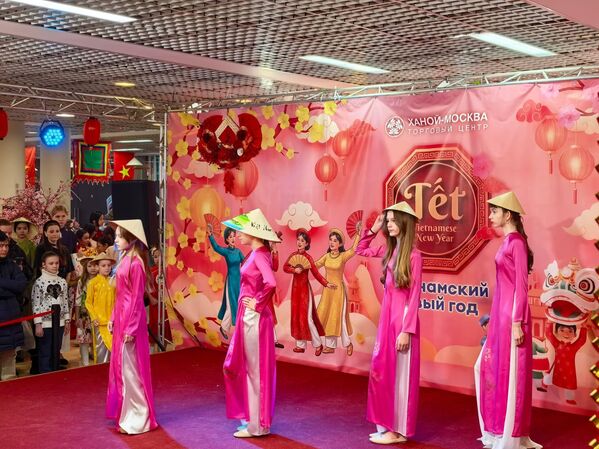 Vào ngày 14 và 15 tháng 2, tại Trung tâm Thương mại “Hà Nội-Moskva” đã diễn ra lễ hội chào mừng Tết - Sputnik Việt Nam