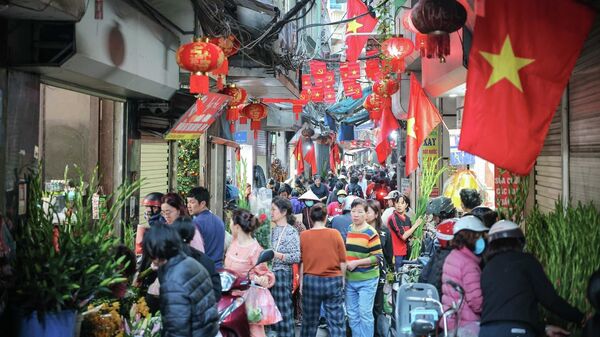 Các chợ truyền thống nhộn nhịp người mua, người bán trong phiên chợ cuối cùng năm Ất Tỵ - Sputnik Việt Nam