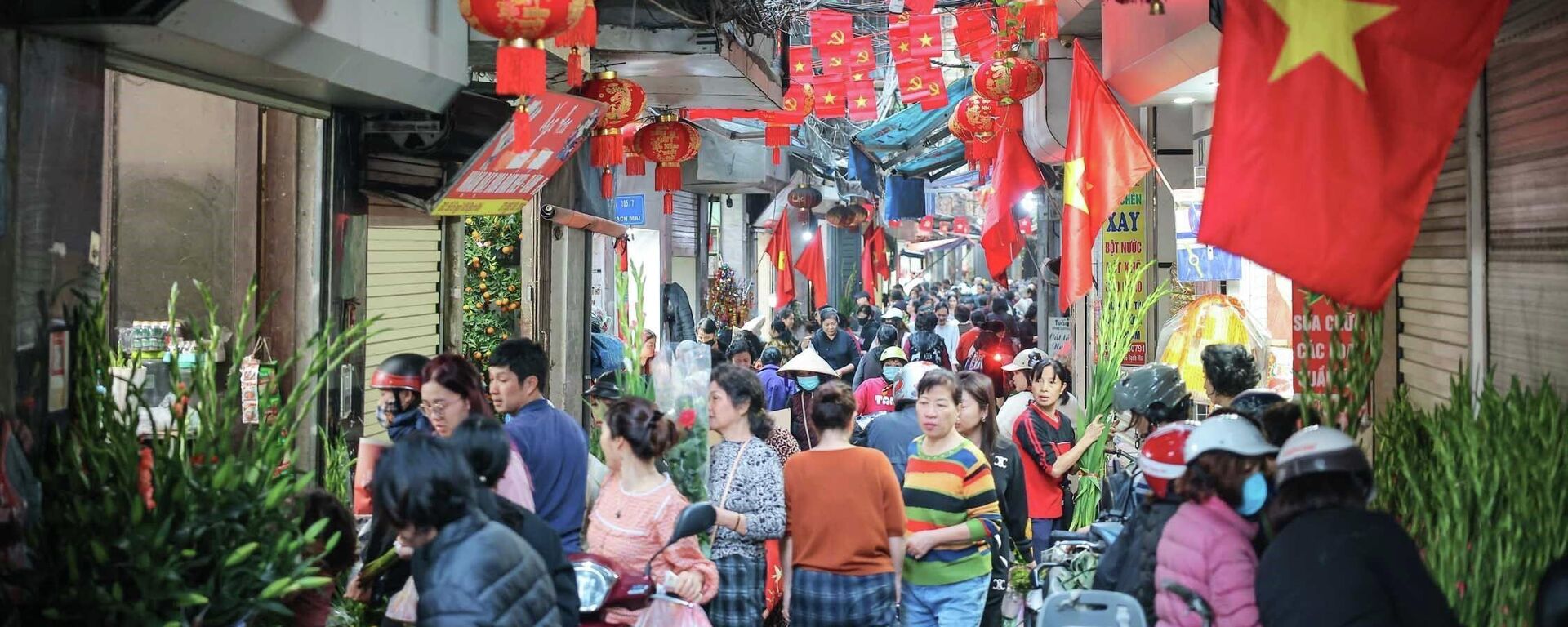 Các chợ truyền thống nhộn nhịp người mua, người bán trong phiên chợ cuối cùng năm Ất Tỵ - Sputnik Việt Nam, 1920, 16.02.2026