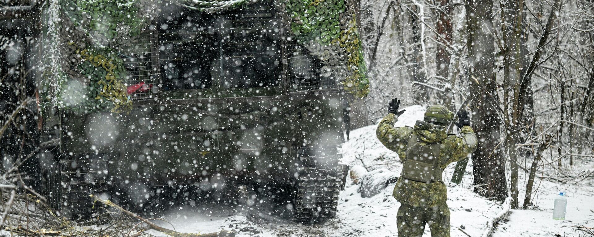 Một kíp vận hành hệ thống tên lửa phòng không Tor đang làm nhiệm vụ chiến đấu cùng nhóm quân phía Tây của Nga tại khu vực Kharkov - Sputnik Việt Nam, 1920, 17.02.2026