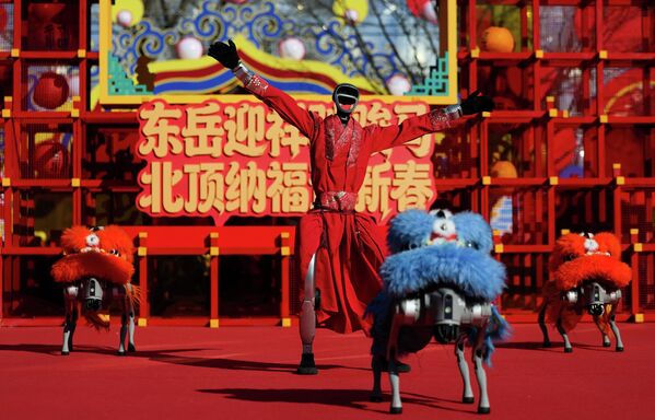 Robot hình người nhảy múa cùng những chú chó robot hóa trang thành sư tử vào ngày đầu tiên của Tết Nguyên Đán tại ngôi chùa ở Bắc Kinh, Trung Quốc, ngày 17 tháng 2 năm 2026 - Sputnik Việt Nam