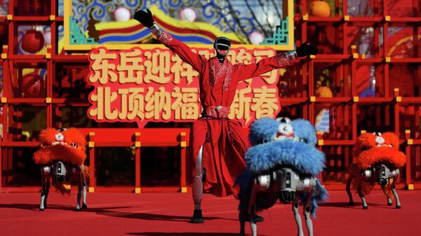 Robot hình người nhảy múa cùng những chú chó robot hóa trang thành sư tử vào ngày đầu tiên của Tết Nguyên Đán tại ngôi chùa ở Bắc Kinh, Trung Quốc, ngày 17 tháng 2 năm 2026 - Sputnik Việt Nam