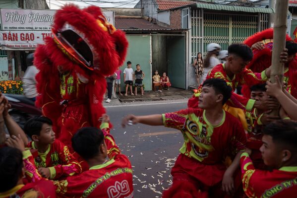 Thành phố Hồ Chí Minh, Việt Nam, ngày 16 tháng 2 năm 2026. Người dân tham gia diễu hành đường phố, mặc trang phục lễ hội và tụ tập xem màn trình diễn pháo hoa khắp thành phố - Sputnik Việt Nam