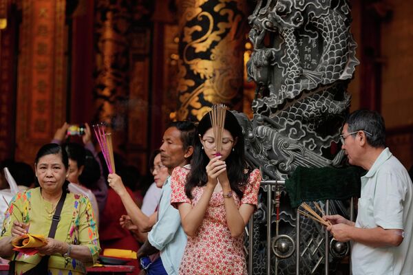 Người Hoa cầu nguyện tại một ngôi chùa trong dịp Tết Nguyên đán ở khu phố Tàu, Yangon, Myanmar - Sputnik Việt Nam