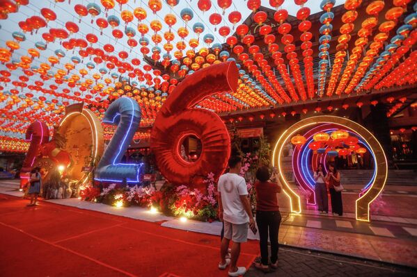 Người dân chụp ảnh trong dịp Tết Nguyên đán tại một ngôi chùa ở Deli-Serdang, Bắc Sumatra, Indonesia - Sputnik Việt Nam