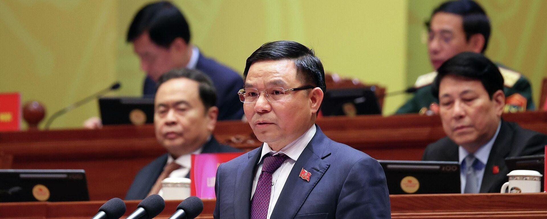 Đồng chí Lê Mạnh Hùng, Bí thư Đảng ủy, Quyền Bộ trưởng Bộ Công Thương, trình bày tham luận “Phát triển công nghiệp và thương mại Việt Nam tự chủ, kết nối, hiện đại hóa, chuyển đổi xanh, chuyển đổi số và hội nhập hiệu quả vào chuỗi sản xuất, chuỗi cung ứng toàn cầu - Sputnik Việt Nam, 1920, 17.02.2026