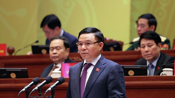 Đồng chí Lê Mạnh Hùng, Bí thư Đảng ủy, Quyền Bộ trưởng Bộ Công Thương, trình bày tham luận “Phát triển công nghiệp và thương mại Việt Nam tự chủ, kết nối, hiện đại hóa, chuyển đổi xanh, chuyển đổi số và hội nhập hiệu quả vào chuỗi sản xuất, chuỗi cung ứng toàn cầu - Sputnik Việt Nam