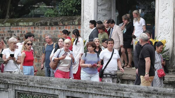 Đông đảo du khách quốc tế tham quan Văn Miếu – Quốc Tử Giám sáng mùng 1 Tết Bính Ngọ - Sputnik Việt Nam