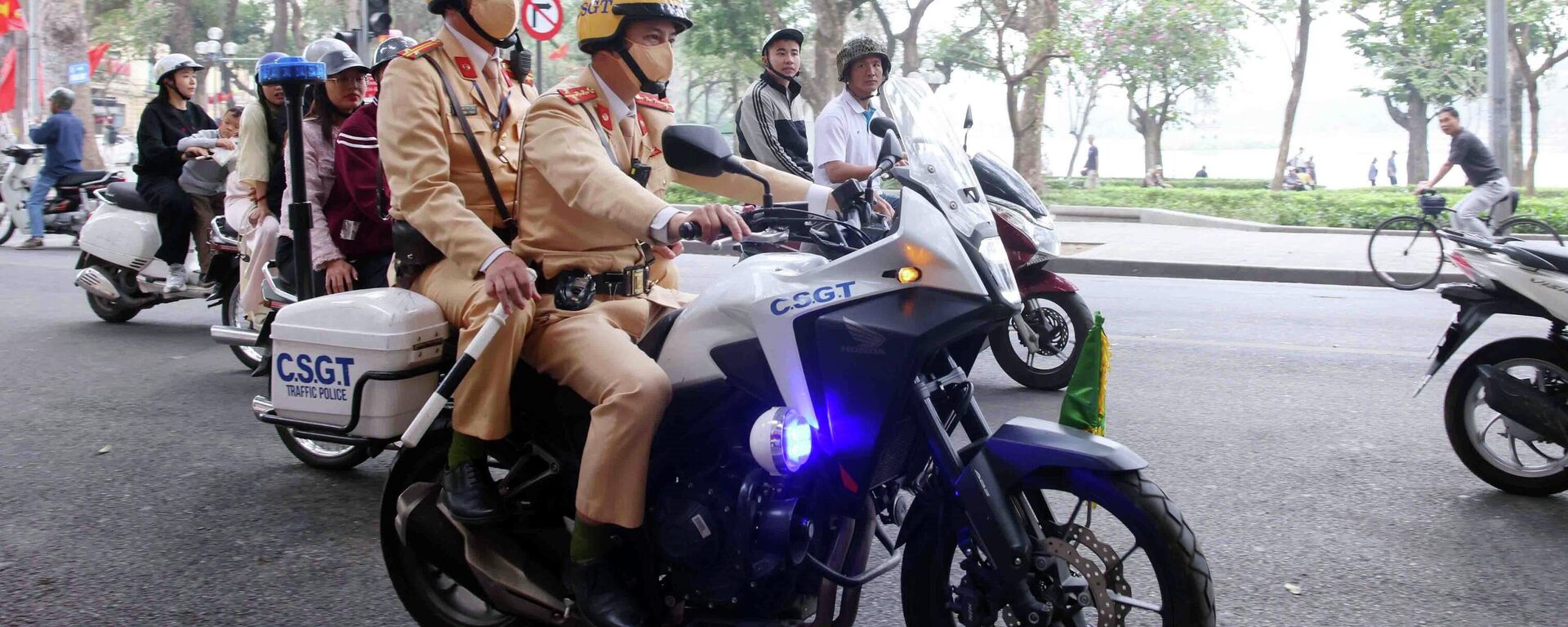 Song song với hoạt động kiểm soát nồng độ cồn, lực lượng Cảnh sát giao thông duy trì các tổ tuần tra kiểm soát, xử lý nghiêm các vi phạm là nguyên nhân dẫn đến ùn tắc, tai nạn giao thông - Sputnik Việt Nam, 1920, 17.02.2026