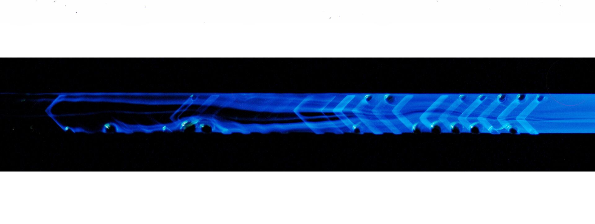 Hiện tượng phát quang hóa học của luminol trong chip vi lưu. - Sputnik Việt Nam, 1920, 18.02.2026