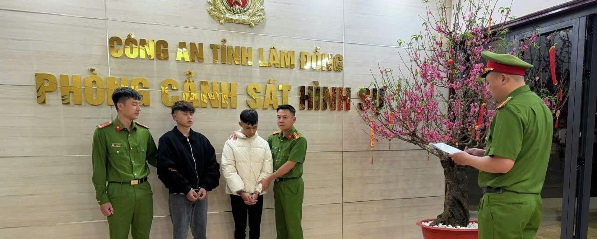 Hai đối tượng cướp tài sản tại tiệm vàng ở xã Quảng Lập, tỉnh Lâm Đồng bị bắt giữ - Sputnik Việt Nam, 1920, 18.02.2026