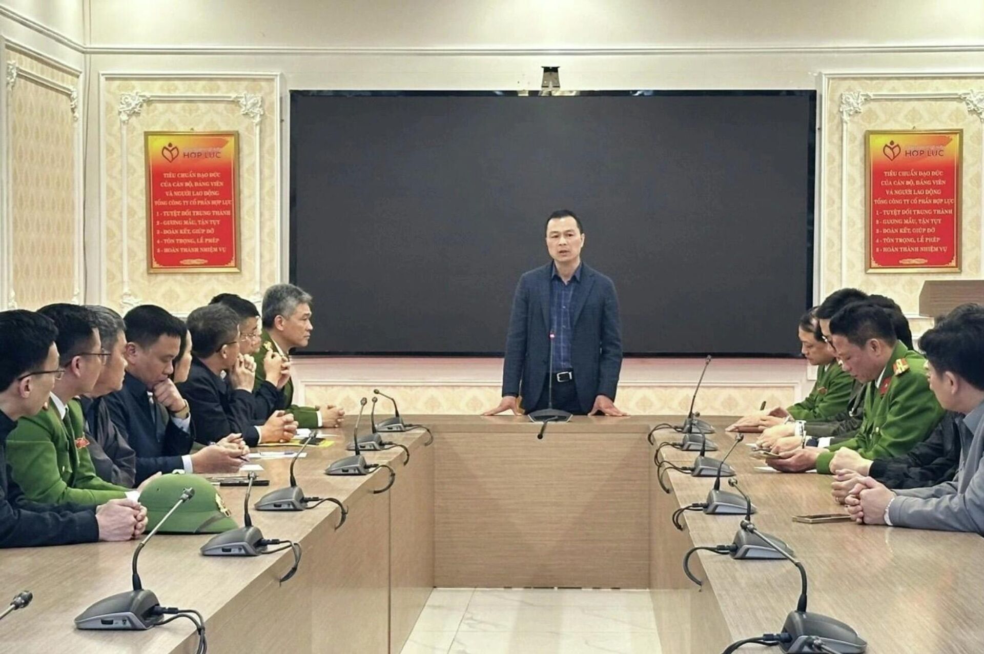 Thiếu tướng Tô Anh Dũng, Giám đốc Công an tỉnh họp chỉ đạo ngay tại Bệnh viện Đa khoa quốc tế Hợp Lực. - Sputnik Việt Nam, 1920, 19.02.2026