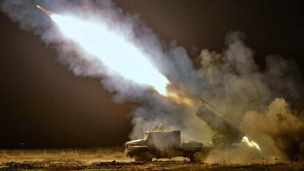 Боевой расчет тяжелой огнеметной системы Тосочка на полигоне Минобороны РФ - Sputnik Việt Nam