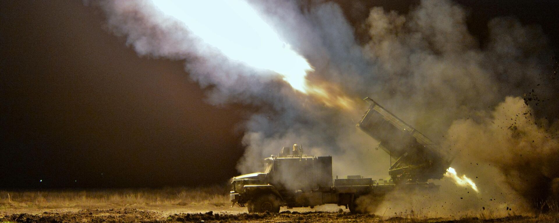 Kíp chiến đấu của hệ thống súng phun lửa hạng nặng Tosochka tại khu huấn luyện của Bộ Quốc phòng Nga - Sputnik Việt Nam, 1920, 19.02.2026