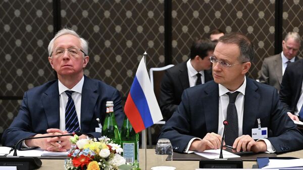 Thứ trưởng Bộ Ngoại giao Liên bang Nga Mikhail Galuzin, Trợ lý Tổng thống Liên bang Nga Vladimir Medinsky (từ trái sang phải) trong cuộc gặp ba bên của phái đoàn Nga, Mỹ và Ukraina tại Geneva - Sputnik Việt Nam