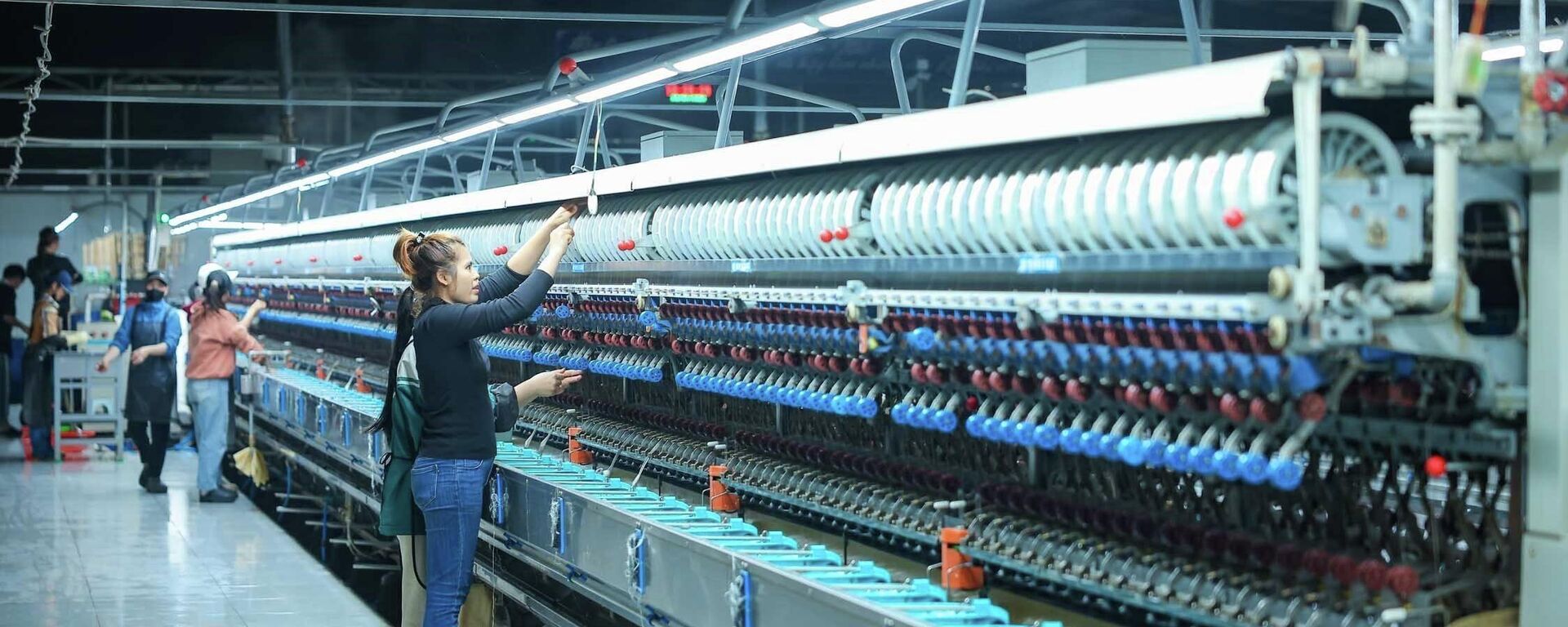 Dây chuyền ươm tơ hiện đại của nhà máy Công ty Cổ phần Dâu tằm tơ Yên Bái - Sputnik Việt Nam, 1920, 19.02.2026