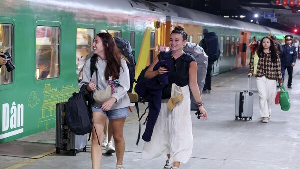 Những vị khách du lịch quốc tế đầu tiên xông đất Việt Nam sẽ đón năm mới 2026 trên chuyến tàu Hạnh phúc - Sputnik Việt Nam