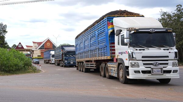 Các xe vận chuyển củ sắn làm thủ tục nhập khẩu thuận lợi Cửa khẩu quốc tế Xa Mát - Sputnik Việt Nam
