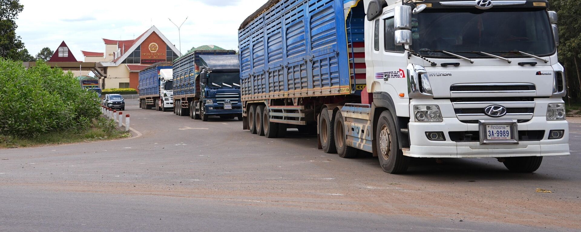 Các xe vận chuyển củ sắn làm thủ tục nhập khẩu thuận lợi Cửa khẩu quốc tế Xa Mát - Sputnik Việt Nam, 1920, 20.02.2026