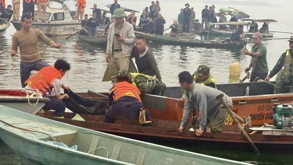 Tìm thấy thi thể 6 nạn nhân trong vụ lật tàu ở hồ Thác Bà   - Sputnik Việt Nam