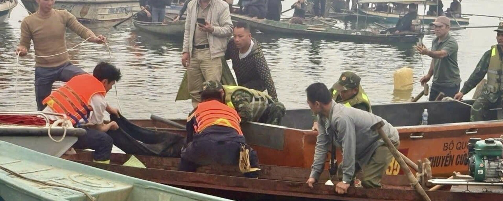 Tìm thấy thi thể 6 nạn nhân trong vụ lật tàu ở hồ Thác Bà   - Sputnik Việt Nam, 1920, 22.02.2026